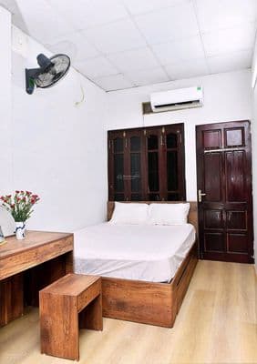 Cho thuê nhà riêng 30m² Cầu Giấy, 3 tầng, có sân để xe