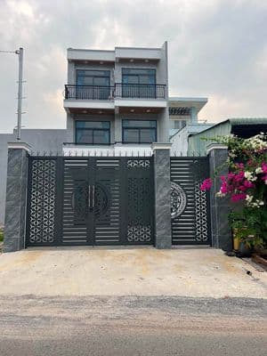 Nhà 2 lầu đối diện cổng trường cấp 2 Định Hoà, Thủ Dầu Một