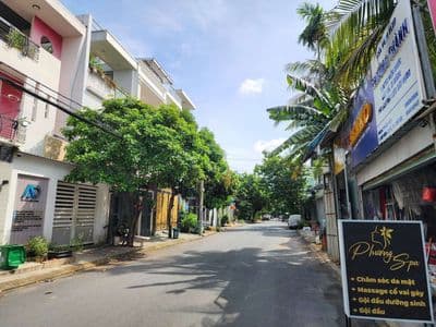 Nhà mặt tiền kdc hồng long
