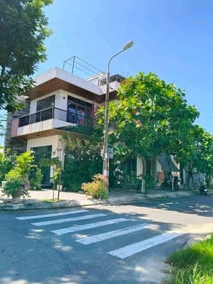 2tầng góc ngã 4 gần phạm hùng