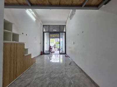 kiot kinh doanh có chổ ở lại - sẵn 2 lớp cửa có sân cho khách đậu xe