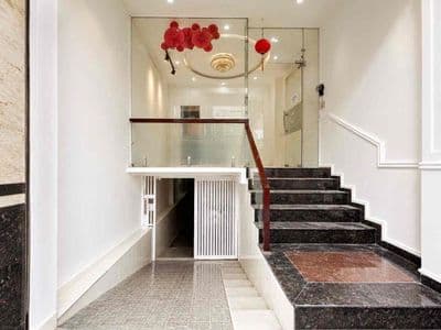 Mặt bằng mới xây ngay mặt tiền đường, có thể làm 1pn + vp