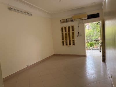 Chính chủ cho thuê nguyên căn hộ tập thể - mặt đường đào tấn - ba đình