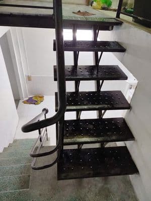 Cho thuê nhà chính chủ - điện nước chính. DT: (4*12)m2, có gác lửng.
