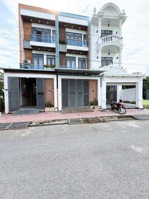 Bán nhà sát bên chợ Long Thượng. 1 trệt 2 lầu