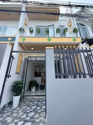 Nhà xây mới 515tr có 3 phòng ngủ giáp Hóc Môn