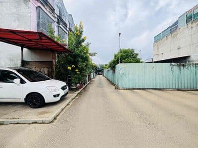 Nhà mới hoàn thiện hẻm xe hơi tới nhà. tặng nội thất y hình.