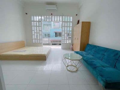 Phòng ban công lớn 30m2 Âu Dương Lân kế Sư Phạm Q5