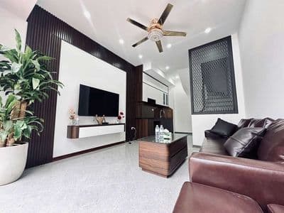 Chủ hạ giá gần 500tr thoáng có sân ô tô đậu cửa gần aonmall long biên