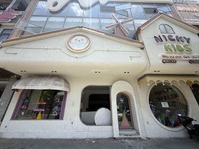 Cho thuê nhà 3 tầng mặt tiền 2/9, ngay cầu Rồng, ngang 12m, DTSD 900m2