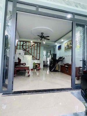 Nhà rộng ( sân xe hơi ) trệt lầu 3pn 2wc. ban công