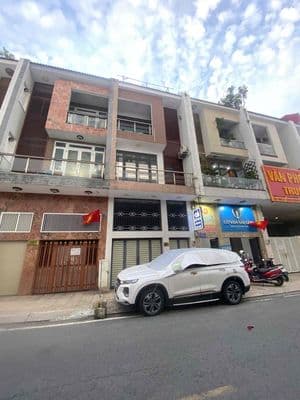 Cho thuê nhà 1 hầm 1 trệt 2 lầu đường xe hơi ngay Đặng Văn Bi