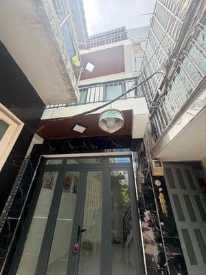 3 tầng 3 phòng ngủ , ko dính quy hoạch giá 2t88 còn thương lượng