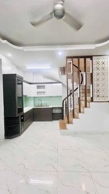 Cho thuê nhà 467 Lĩnh Nam, 40m2, 5 tầng, 3 ngủ