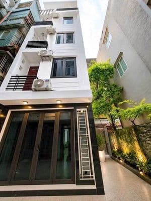 Nhà bán Cầu Giấy, Lô góc 3 thoáng, Sân rộng