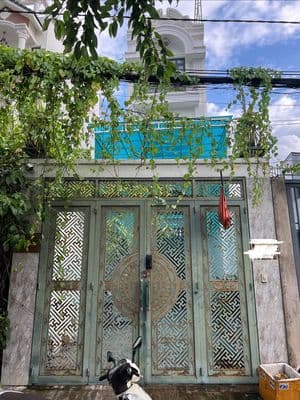 Cho thuê nhà sát ql13 đối diện vạn phúc citi, sân đậu oto trong nhà