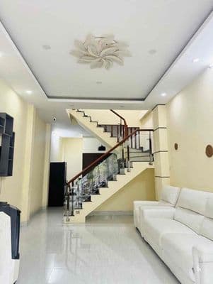 Còn Sót Lại Nhà Hẻm Xe Hơi 2 Tầng Rất Gấp Bán