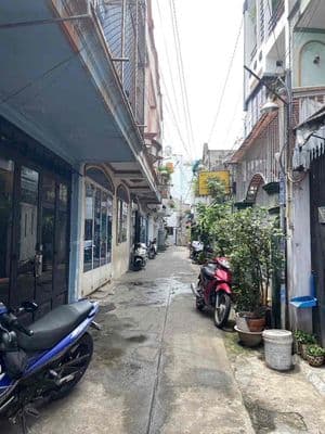nhà 1 trệt 1 lầu. hẻm sạch sẽ. 5tr.