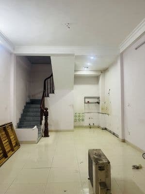Nhà ngõ 22 Trung Kính, DT 35m2 x 5 tầng, 4 Ngủ có ĐH, NL - 16 triệu/th