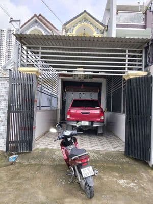 Nhà lầu sân xe hơi gần chợ Đông Hòa