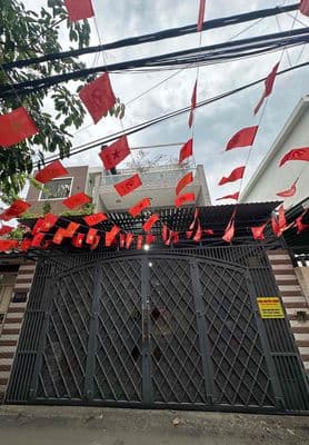cần bán nhà kiệt xe hơi có sân đậu oto
