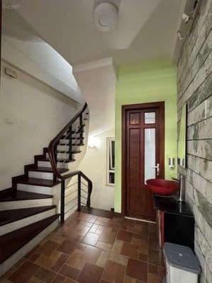 Cho thuê nhà Văn Cao 33m², 4,5 tầng, ô tô đỗ cửa, chỉ 13,5 triệu/tháng