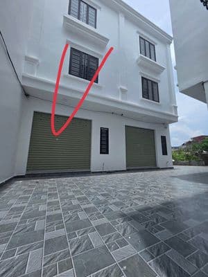 Bán căn nhà 3 tầng, vị trí đẹp, khu dân cư đông đúc, an ninh tốt.