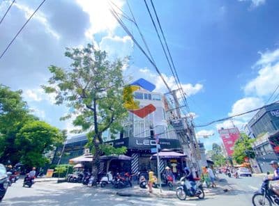 Cafe góc 2MT Trường Sơn, Q10. Dt: 9x10m, Kc: trệt 3 lầu. Gía: 70tr