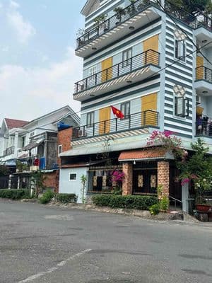 gia đình cần bán nhà mặt công viên hồ nước thị trấn cần giuộc