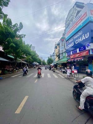 1 căn ra phạm văn bạch , ngay chợ , dtsd 60m , 3 tầng , nhỉnh 2 tỷ