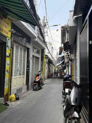 Nhà ở cách mặt tiền 2 căn, thuận tiện đi chuyển