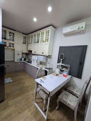 Nhà mt ngay chợ bến thành. 1 tret 2 lầu chỉ 50tr