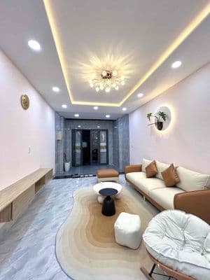 Nhà mới 4 tầng bê tông cốt thép, nở hậu L , nhà mới dọn vào ở ngay.