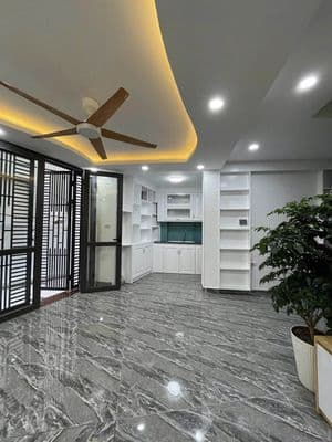 Cho thuê nhà 31m2 x 6 tầng, Lĩnh Nam, Hoàng Mai, full nội thất