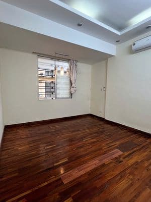 Cho thuê căn hộ chung cư mặt phố Vũ Phạm Hàm. 57m2, 2 ngủ - 11tr