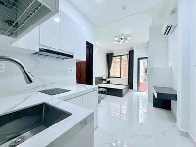 Cho thuê căn hộ ban công giá tốt ngay q1 - gần chợ bến thành quận 1
