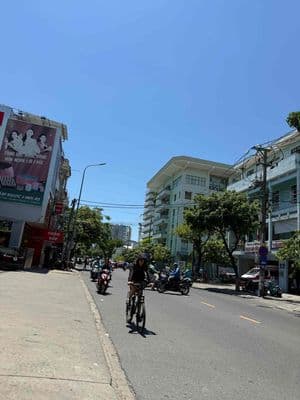 bán nhà 3 tầng MT QUANG TRUNG gần bên Bệnh viện Đa Khoa giá rẻ