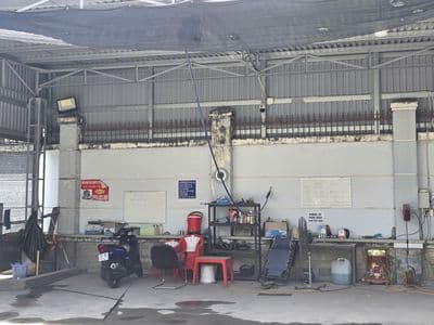 Tiệm rửa xe đang có khách đều