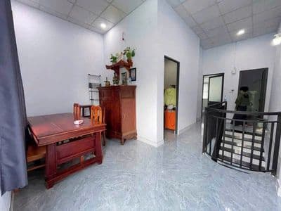 Nhà trệt lầu sổ sẵn đường nhựa rộng , kết cấu 3pn, sân đậu ô tô