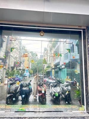Bạn tìm nhà làm văn phòng tại Quận 10, ô tô và xe tải vào tận nơi