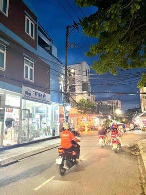 Chủ sập hầm cần bán căn nhà 3 tầng đẹp có dòng tiền. Giá siêu tốt