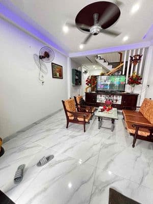 sau lưng mt Nguyễn Công Hãng cách kiệt Oto vài nhà