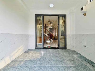 Chị Gái cần bán căn nhà có sân để xe máy, hẻm thông Quang Trung, GV