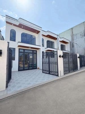 Cơ hội ***: nhà trệt lửng sân ô tô sát cây xăng 26