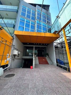 Cho thuê toà nhà lê văn việt 8x20m 1 hầm 4 lầu