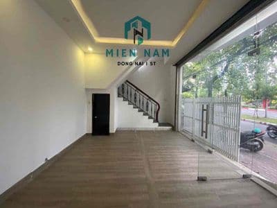 Cho thuê nhà đẹp 1 trệt 2 lầu mặt tiền 7m nguyên căn đường lớn Nguyễn