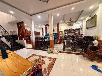Cho thuê Biệt thự vila phan huy ích hẻm 2 xe tải thôg DT 180 m trệt 3