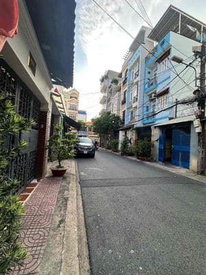 cho thuê nhà hẻm tải 8m nhất chi mai p13 tb. DT: 8m x 17m trệt lững
