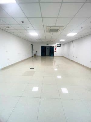 Văn phòng thông sàn dt 100m2, mặt tiền 9m, đường rộng ô tô đỗ cửa