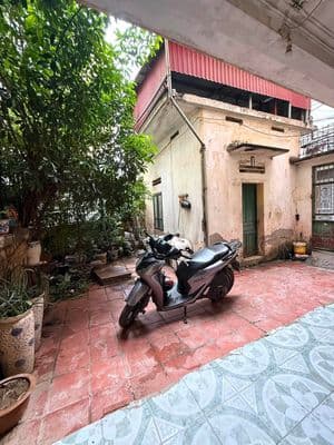 Cho thuê nhà nguyên căn ngõ 210 Đội Cấn, sân vườn 100m2